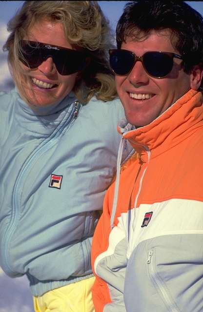 Pareja con gafas de sol y ropa de esqu